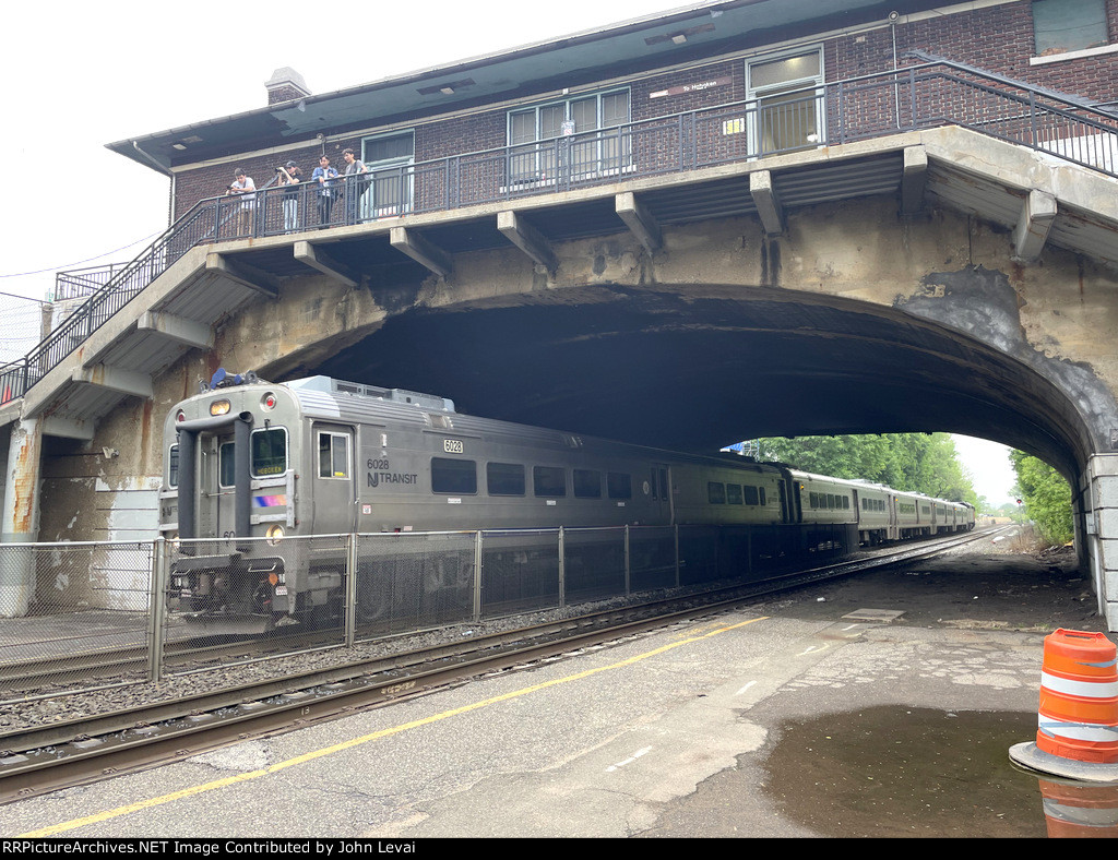 Eastbound NJt Train # 1122 arriving into Kingsland Station